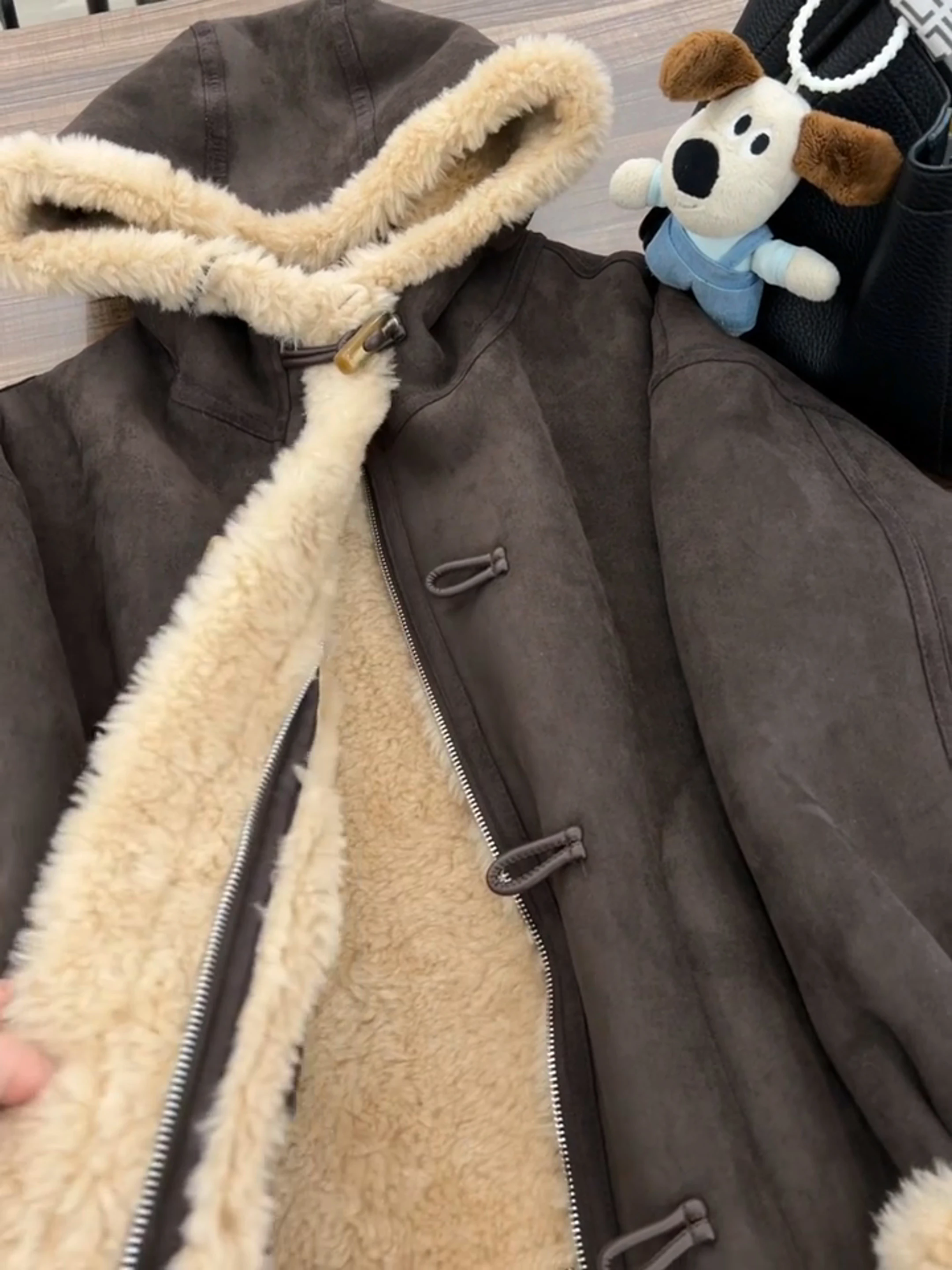 سترة نسائية من جلد الغزال البني معطف شيرلينغ سترة كلاسيكية بغطاء للرأس موستانج 2000s ملابس خارجية عتيقة لخريف وشتاء 2025