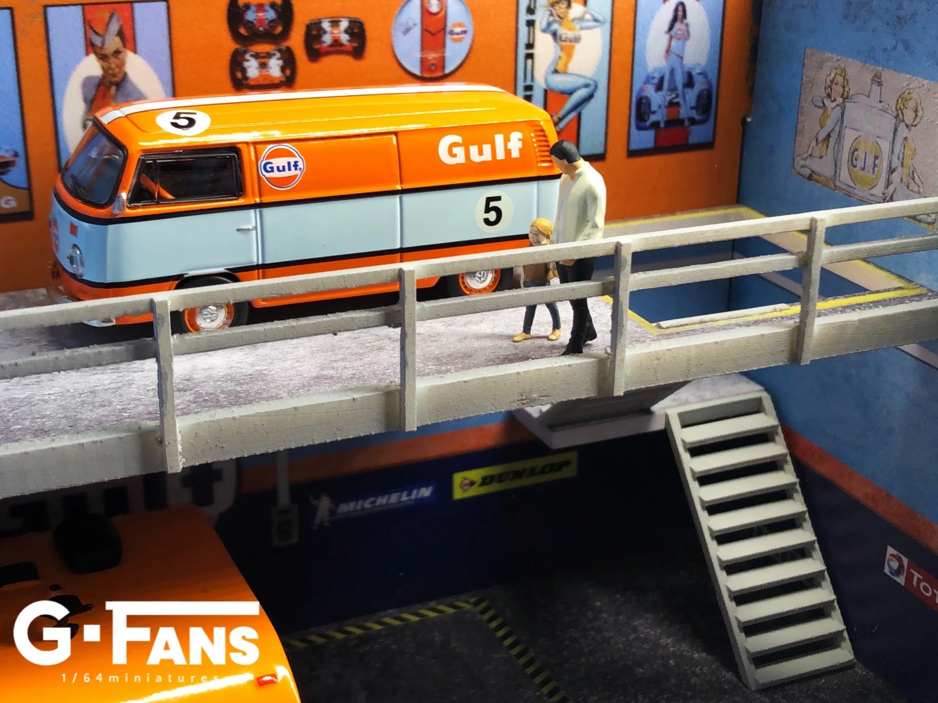 G Ventilateurs 1:64 Double Distributeur GULF Garage avec Lumières, Hors Personnes et Voitures