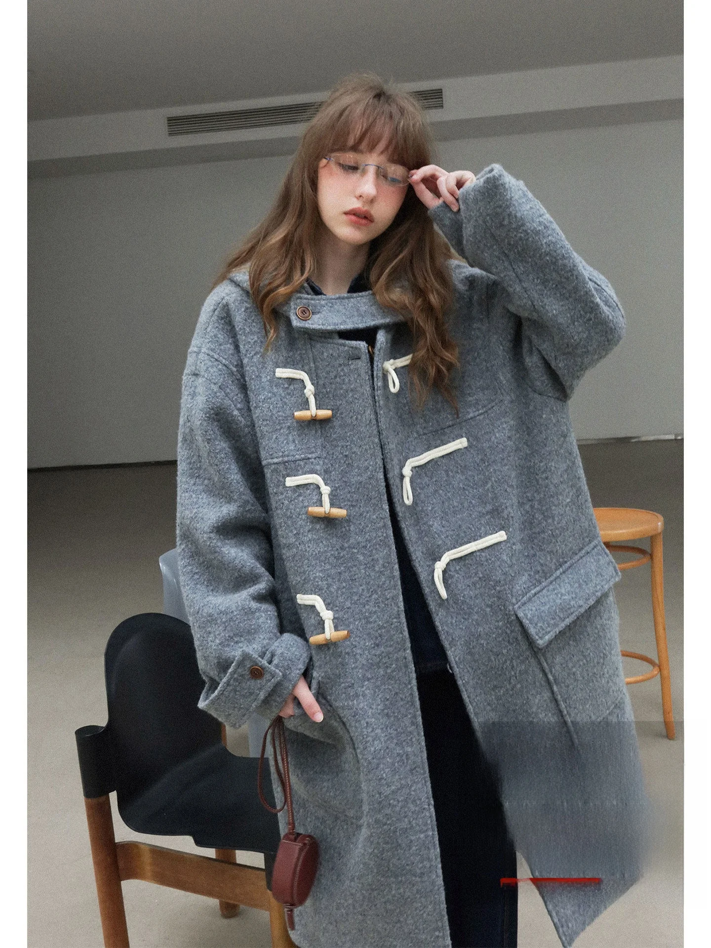 

Женское шерстяное пальто на осень-зиму с капюшоном, длинным рукавом, отложным воротником, в британском стиле, для повседневной носки, утепленное, со спущенным плечом