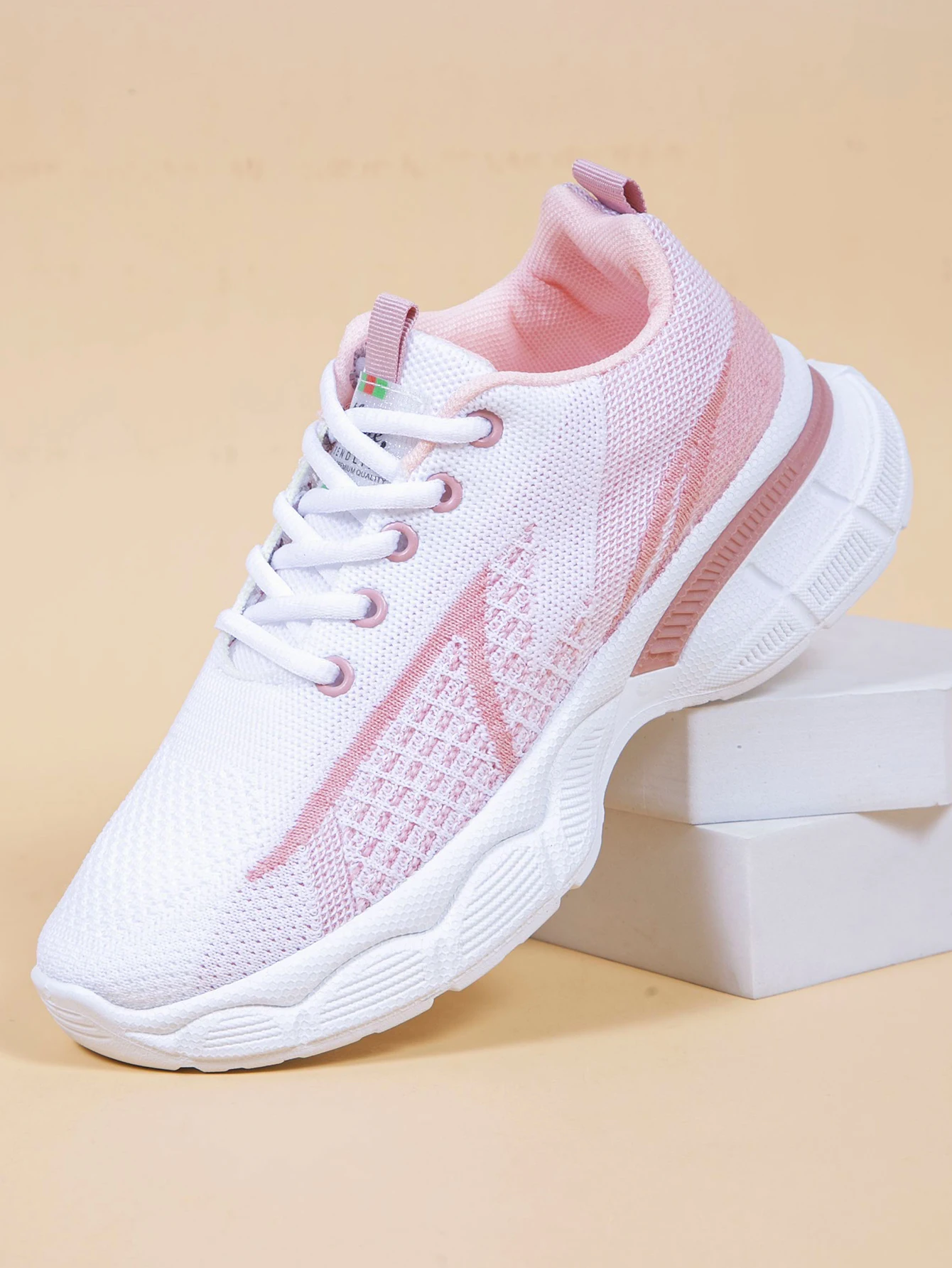 Spring new women\'s sports shoes, fashionable, breathable, lightweight, non-slip, wear-resistant, casual sports shoes, flat shoes
