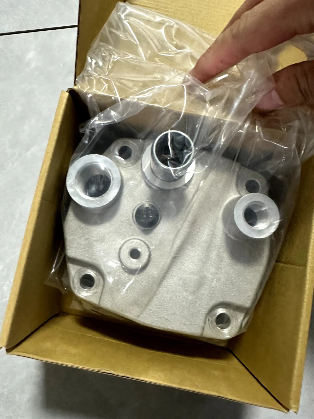 

FOR HINO E13C ENGINE CYLINDER HEAD OF AIR COMPRESSOR