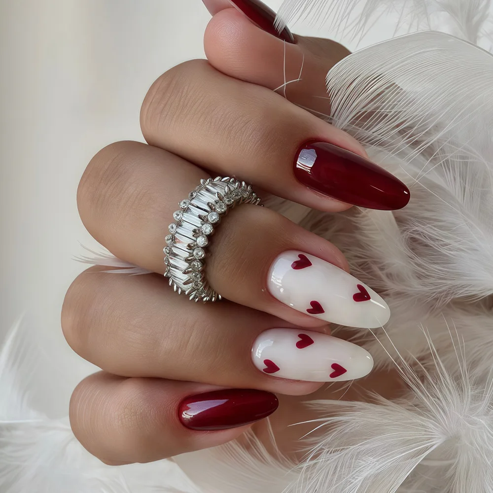 Mittlere künstliche Nägel für Frauen und Mädchen. Schwarzes, rotes, rosafarbenes Herz-Design zum Valentinstag. Französische Mandel-Quadratspitzen zum Aufdrücken des falschen Nägeln