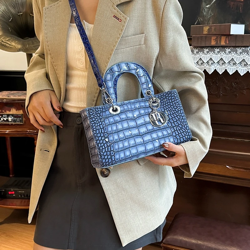 

Ladies Stylish Bag Simple Pattern Fashion Design Great for Matching Casual Clothes and Daily Outings