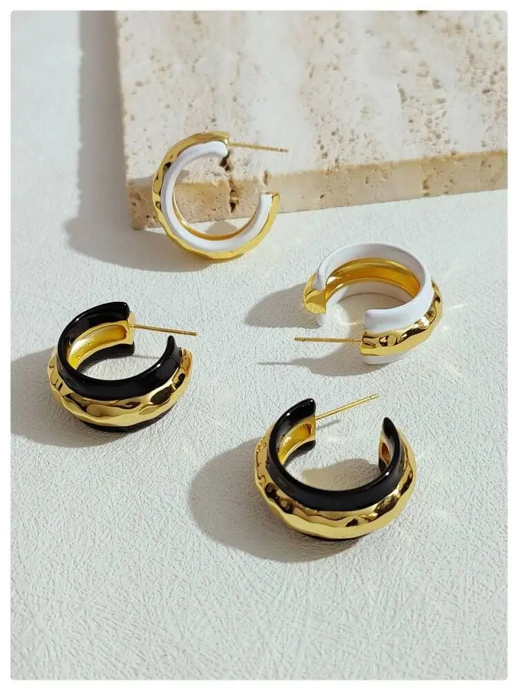 Ins Fashion 1 Mircon 18K Gold Plated White Black Enamel Ear Circle Ear Hoops C Shape Earrings Two-tones Modern Earring Jewelry