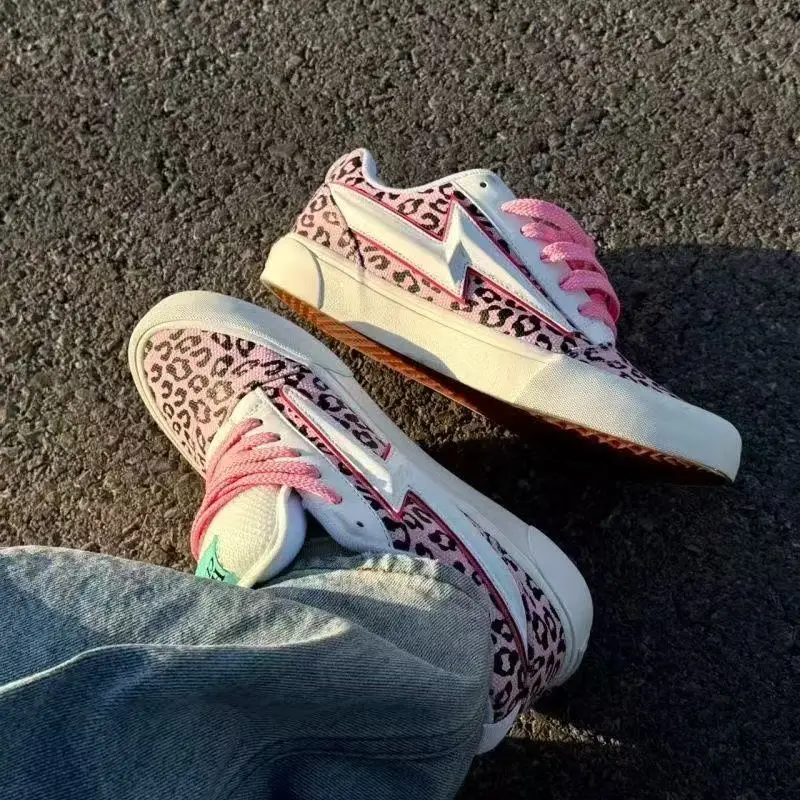 

Men and Women Pink Leopard Print Casual Sneakers Fashion Couple Street Lightning Canvas Shoes for Woman Tenis Feminino Academia