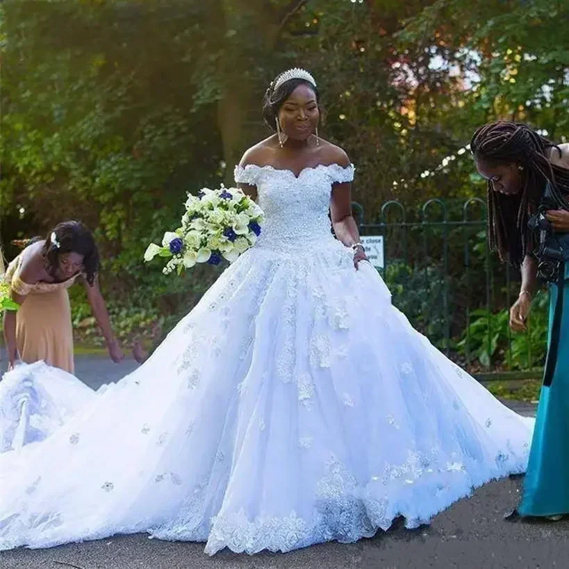 Aangepaste witte Afrikaanse trouwjurken uit de schouder kralen kristallen applicaties kant luxe design bruidsjurken vestidos