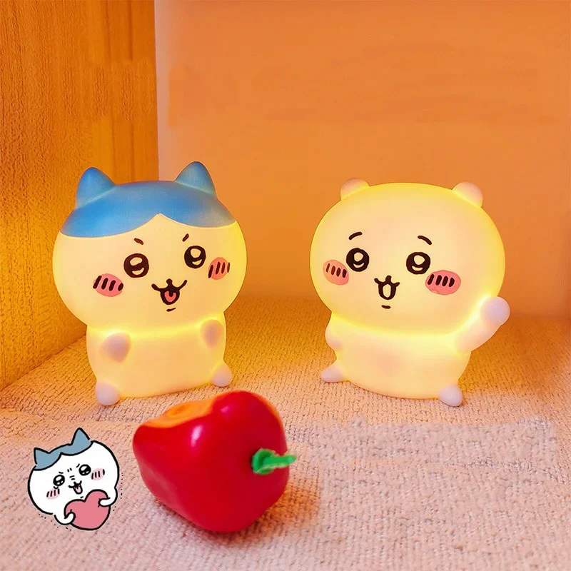 Anime Chikawa Kawaii dormitorio decoración de escritorio Hachiware Usagi dibujos animados muñeca de vinilo luz nocturna juguete luminoso niña regalo de Navidad