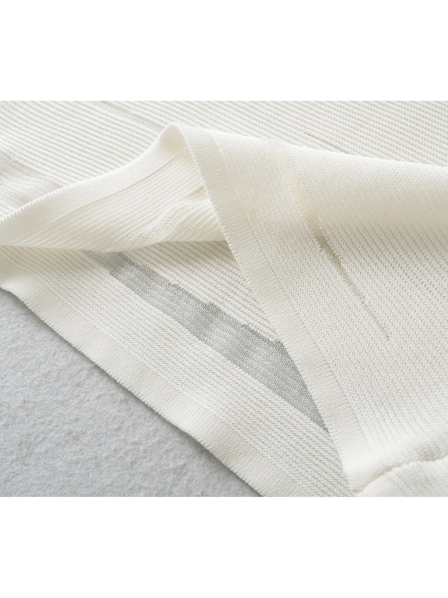 Seksowny ażurowy komplet dzianinowy z wysokim stanem, dopasowana spódnica, transparentny design, efekt wyszczuplający, okrągły dekolt, krótki top.