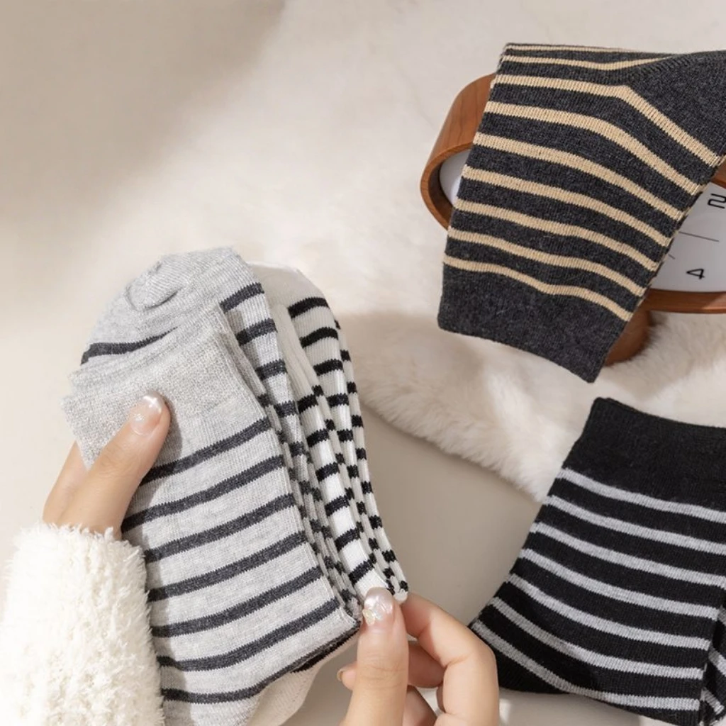 Kaus kaki panjang sedang pria dan wanita bergaris modis, kaus kaki pasangan, kaus kaki bernapas