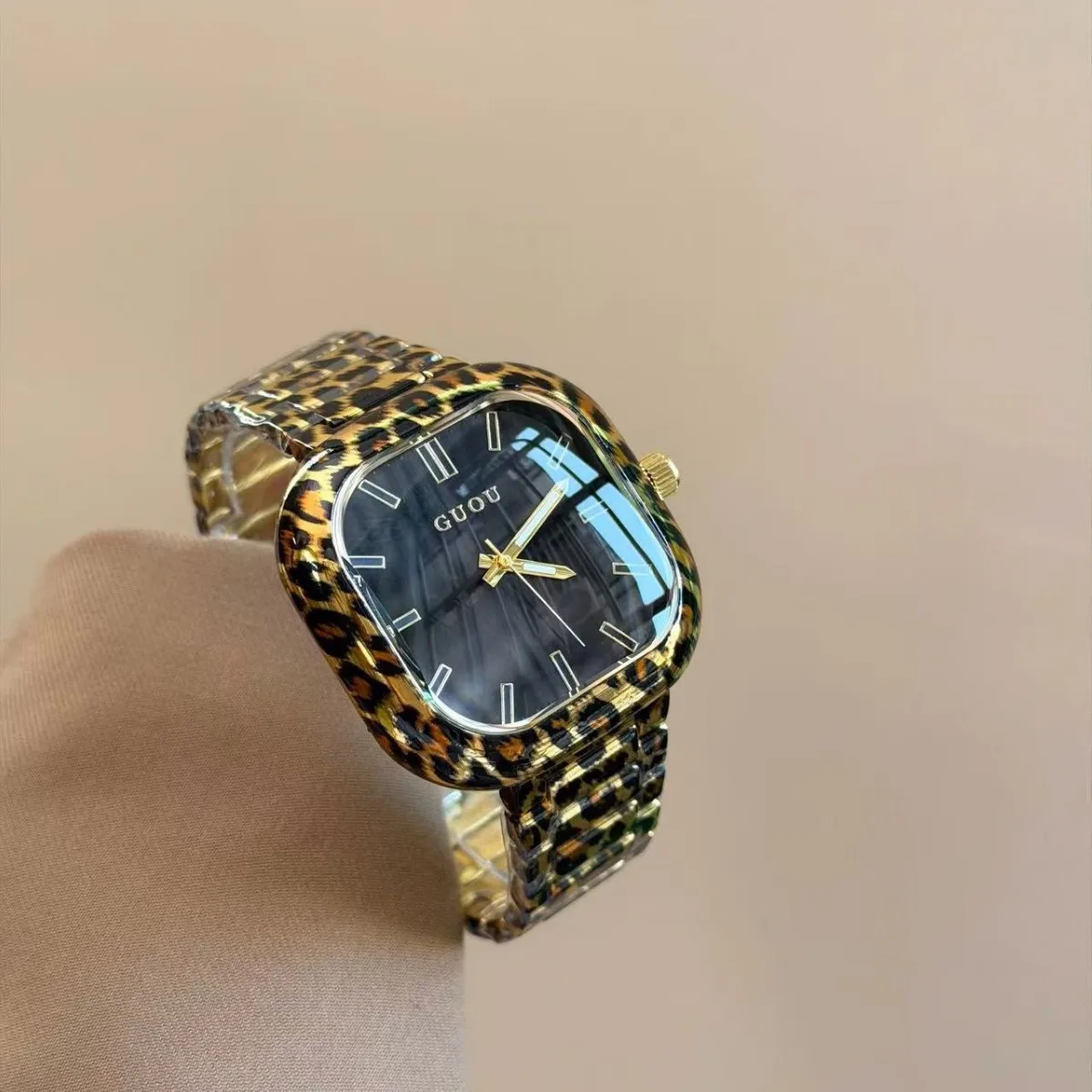 New Large Dial Women'S Watch With Steel Band And Leopard Print Design; A Stylish And Unique Leopard Print Wristwatch.