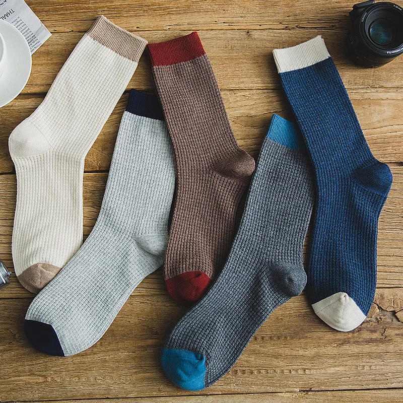 Hochwertige Harajuku-Socken. Herren-Socken mit mittlerer Wade, Doppelnadel-Business- und Freizeitsocke. Lange und warme Herbst- und Wintersocken