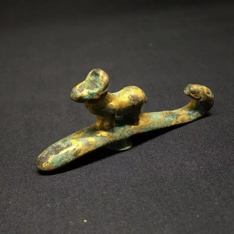 Chinese Archaic Style Gilt Bronze Belt Hook Ancient Han Dynasty Style Garment Buckle Curio Desktop Collectible Ornament