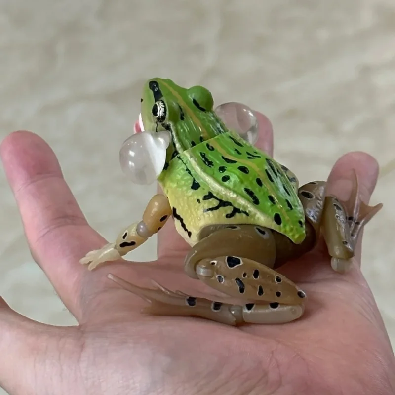 BANDAI Gashapon oficial realista de rana manchada negra, modelo Animal de ciencia natural, abalorio educativo con licencia coleccionable