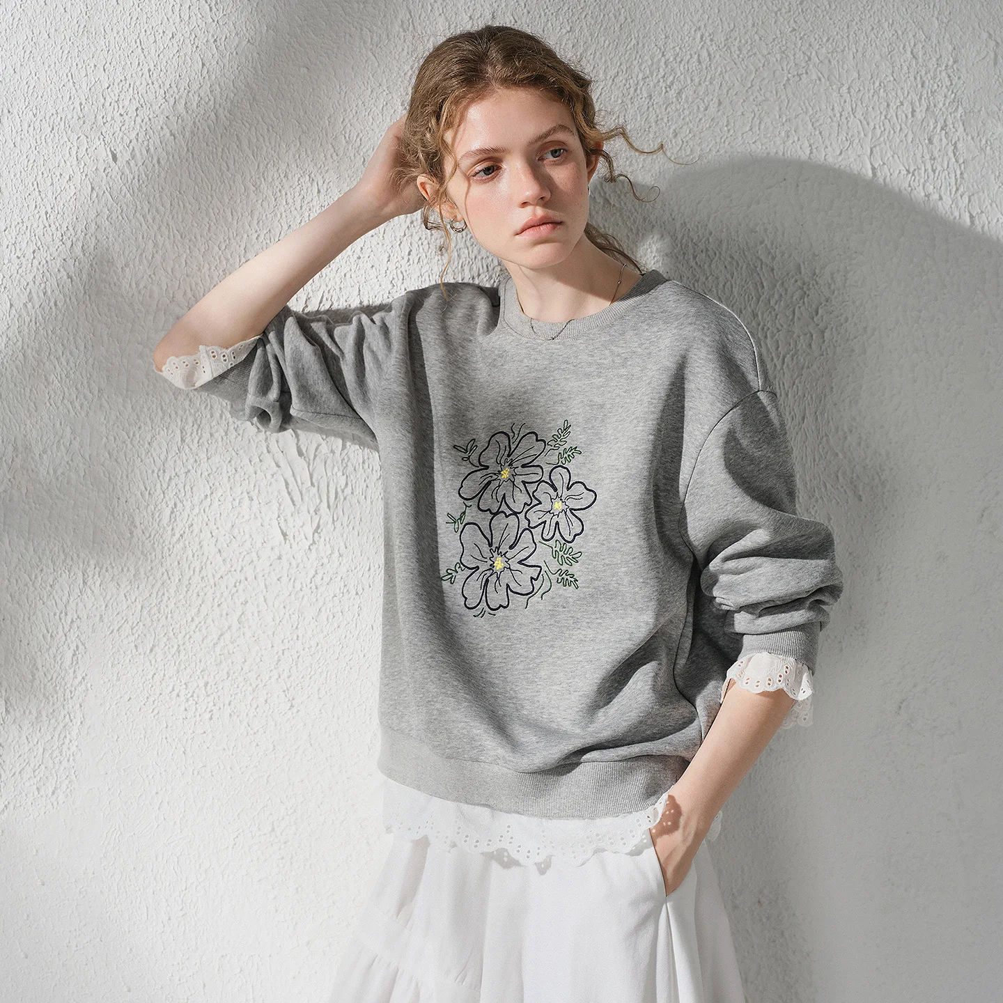 TOYOUTH Women's Floral Embroidered Lace Splicing Fake Two Piece Sweatshirt 2026 Autumn New Round Neck Loose Fit