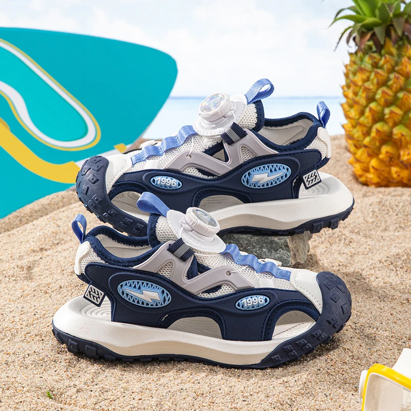 

A pair of children's summer toe-covering sports sandals, soft and comfortable outdoor beach shoes, size 29-39，YX-609
