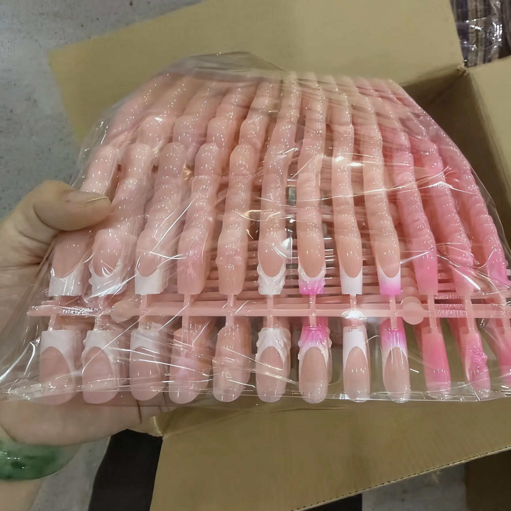 24 szt. Francuskie różowe paznokcie doczepiane z gradientem, lekkie luksusowe płatki z złotymi koralikami, sztuczne paznokcie, elegancki wzór żelowych kwiatów, sztuczne paznokcie.