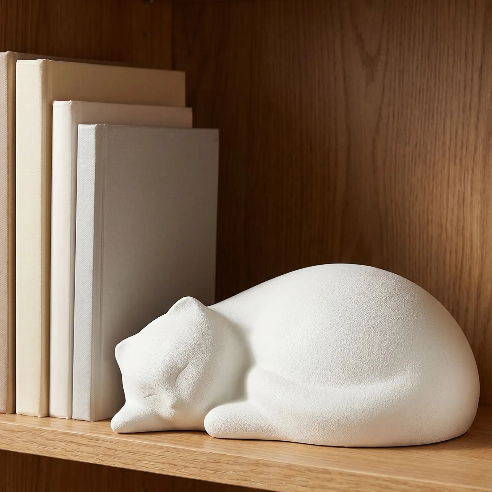 urne-funeraire-en-resine-pour-chat-sculpture-decorative-de-chat-blanc-endormi-souvenir-pour-cendres-d'animaux-cadeau-de-sympathie-pour-la-commemoration-de-la-perte