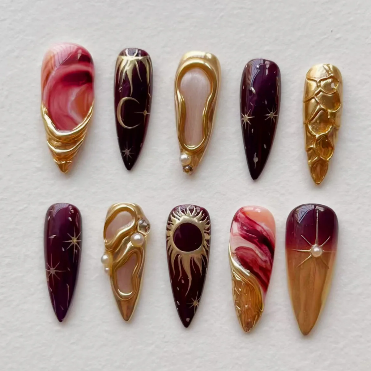 

24pcs Gold-Plated Mystic Purple Gradient Fake Nails 3D Starburst Sweet & Edgy Pearls Press on Nail Short Almond False Nail Art