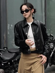 A principios de otoño de 2022, nueva Chaqueta corta de cuero personalizada con solapa de botón de Metal negro para mujer