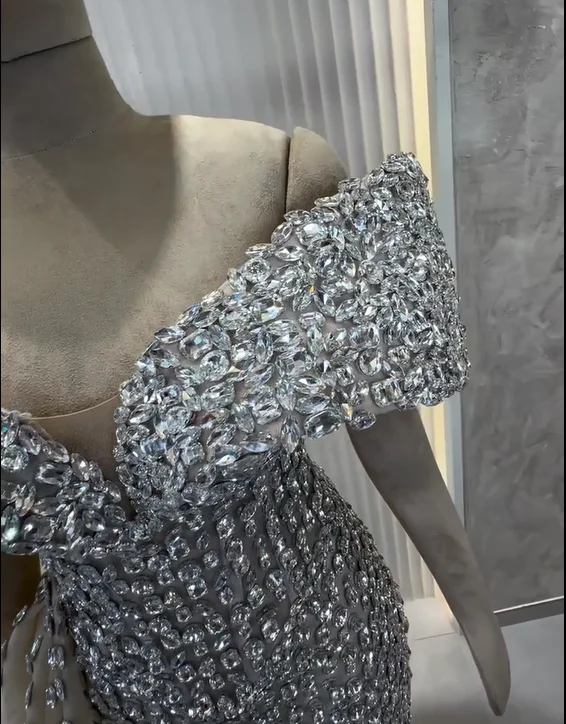 Aangepaste 2025 Sparkly Volledige Steentjes Avondjurken Veren Trein Formele Gelegenheid Jurk Kralen Jurk Vestidos De Cóctel