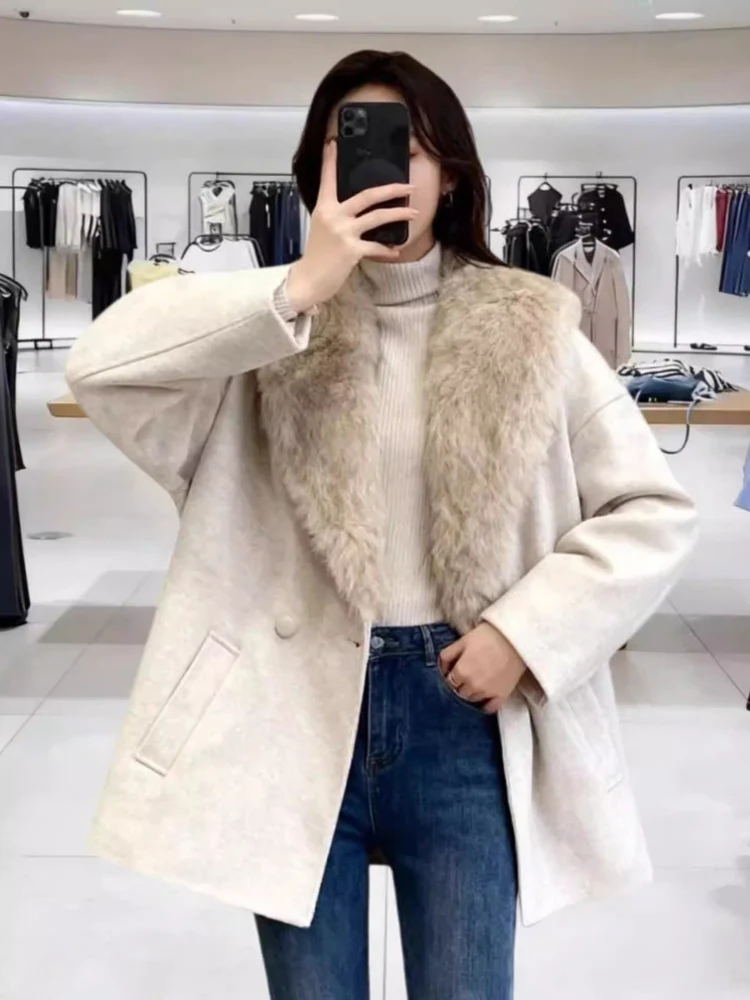 Damski płaszcz zimowy z efektem sztucznego futra, miękki kołnierz ze skóry ekologicznej, długi rękaw, zapinany na podwójne guziki, styl casual.