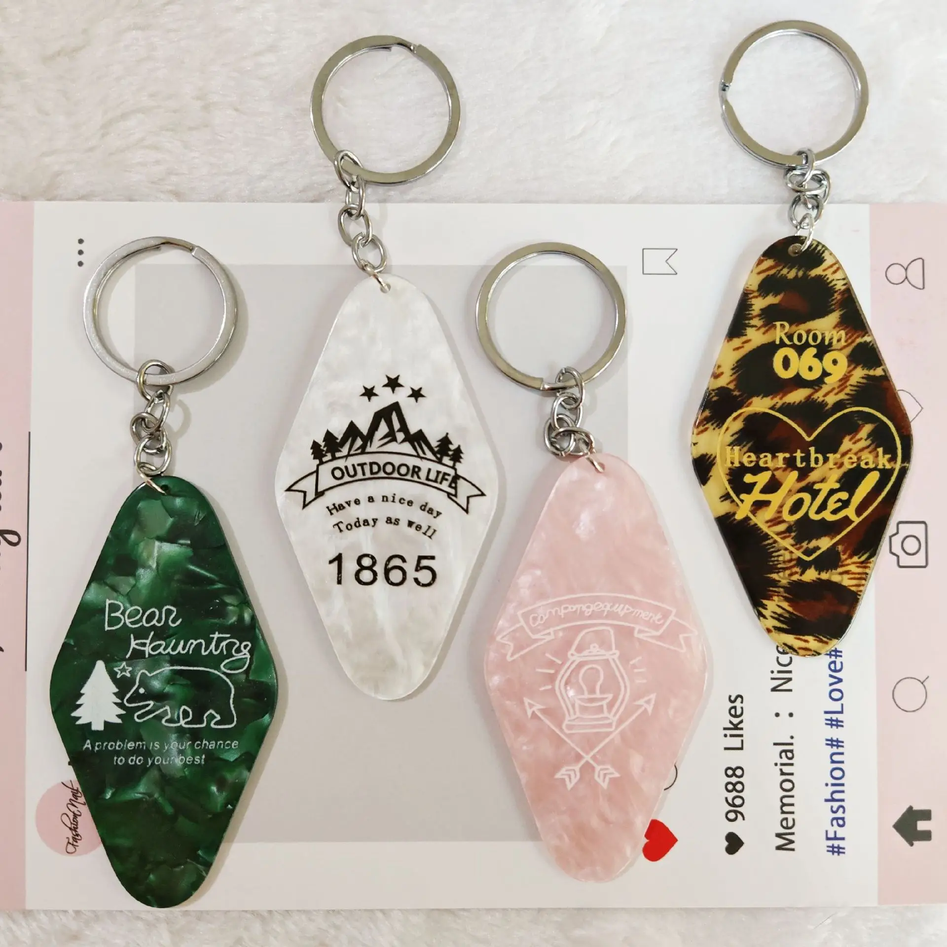 10 diseños de llavero de regalo de Hotel acrílico, llaveros con etiqueta, llaveros para fanáticos de la oficina del Hotel, accesorio divertido, logotipo personalizado