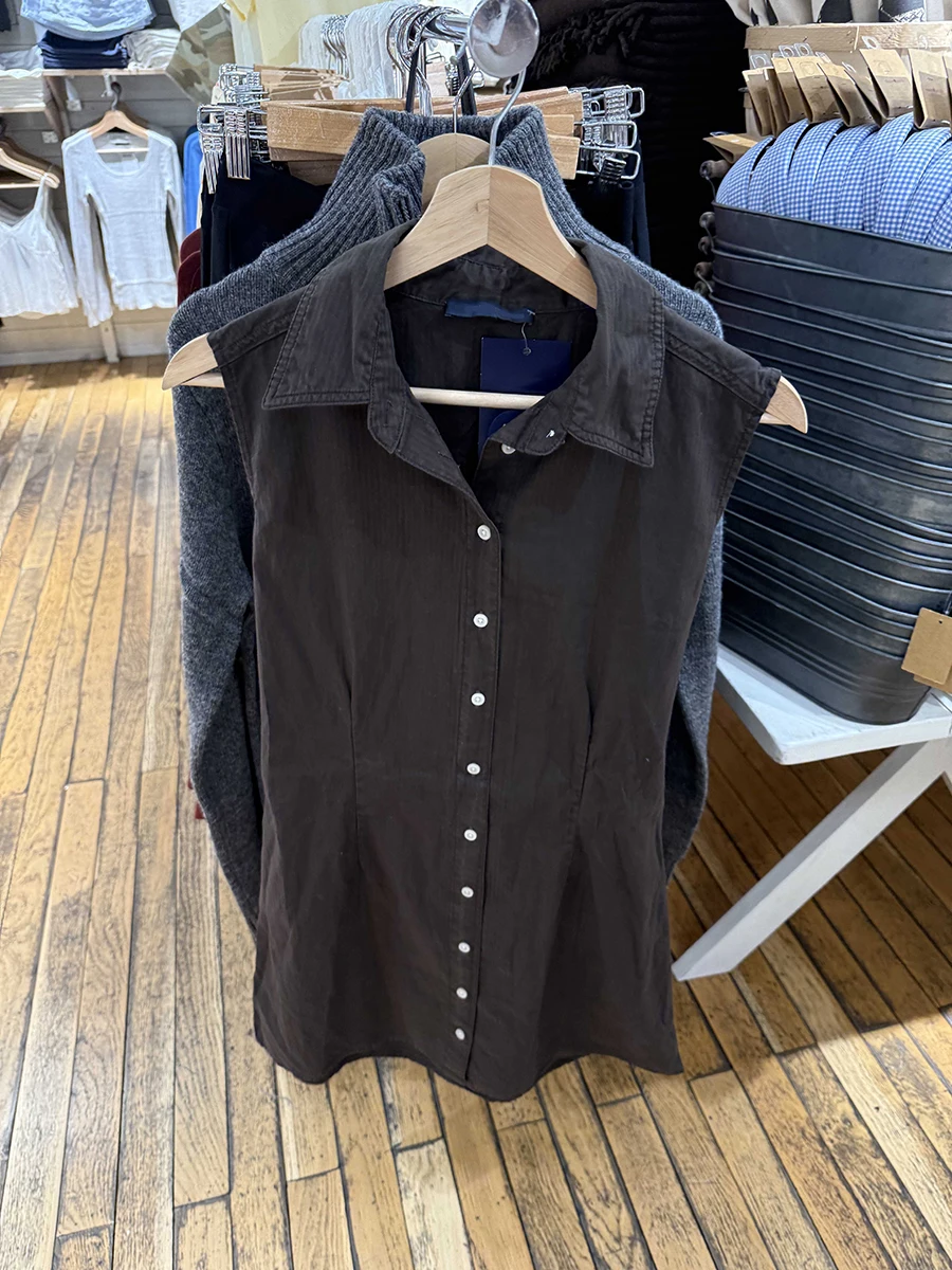 فساتين قميص مخططة بنية اللون للنساء بياقة على شكل طية صدر السترة وصدر واحد بدون أكمام فستان متوسط الطول برباط خلفي عتيق