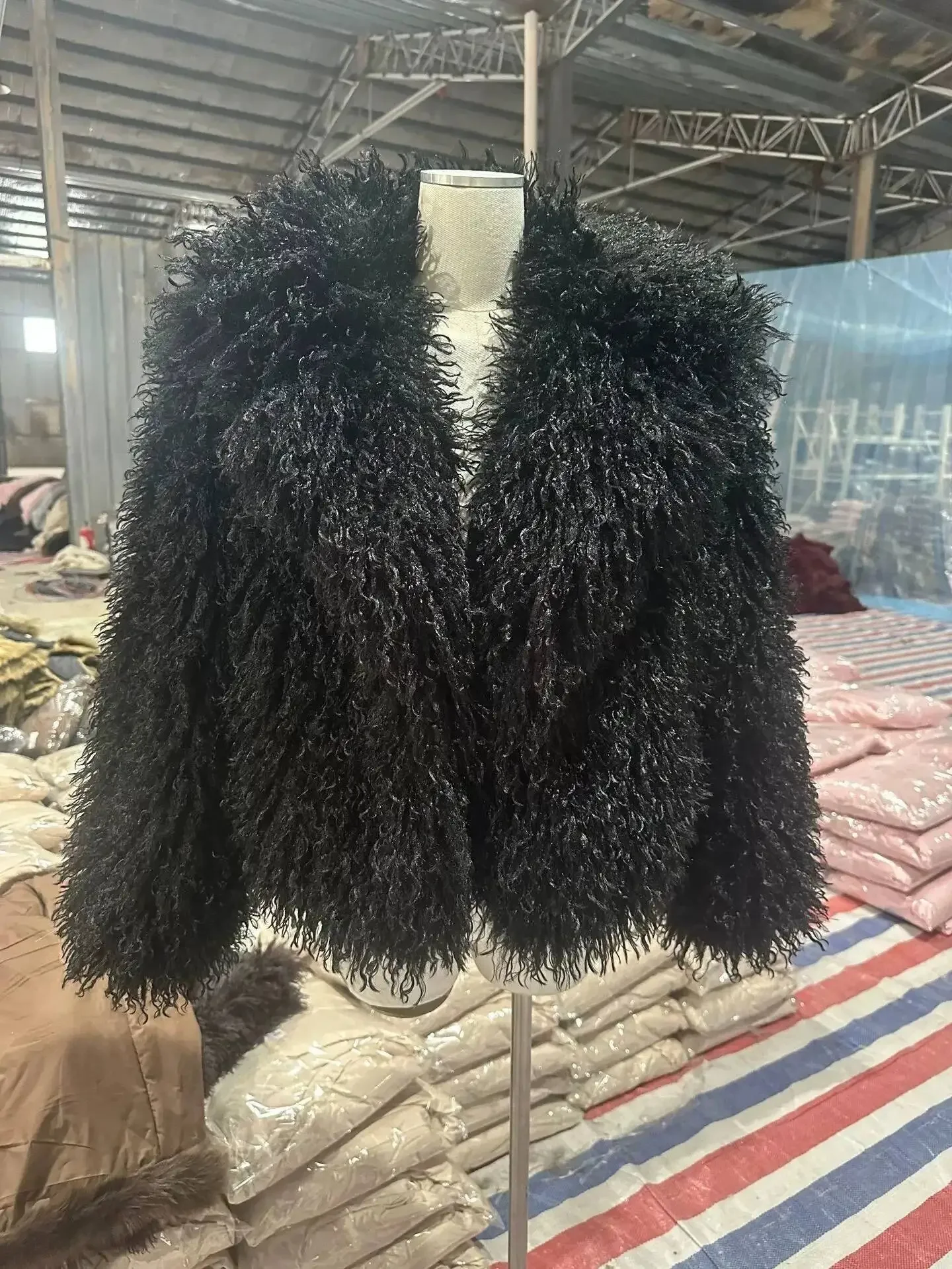 Cappotto a maniche lunghe in pelliccia sintetica Teddy Colletto rovesciato 2025 Nuova giacca da donna moda invernale con collo a maniche lunghe