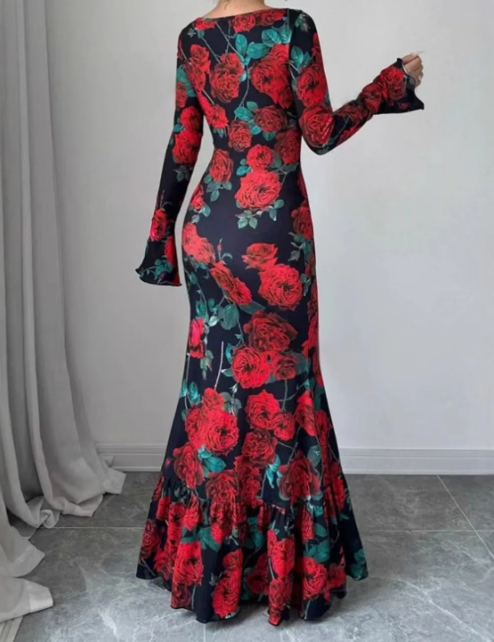 Elegantes, tailliertes langes Kleid mit rosafarbenem Blumendruck, leicht ausgestellten Ärmeln und einem Bleistiftrock