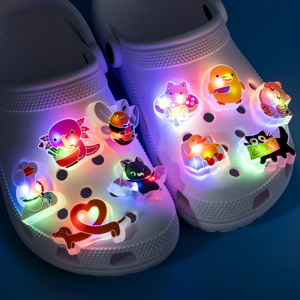 

1 шт. светодиодные подвески для обуви Единорог Киты Лев Освещенные украшения для обуви Утки Коры Кошки Женские детские сандалии Булавки Светящиеся пряжки