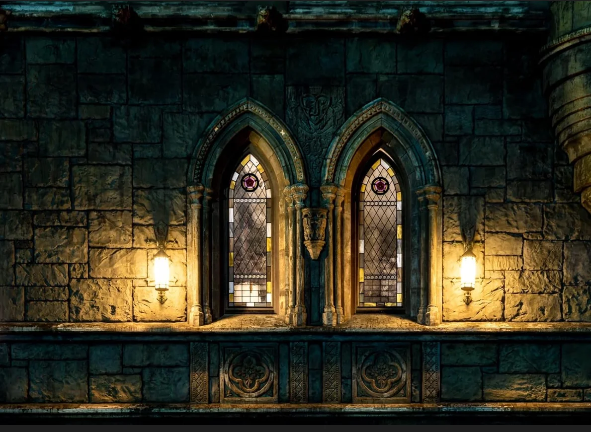 アンティーク石城のゴシックカッスルの背景、ステンドグラス付きのアーチ型ウィンドウ、ダムライト、ハロウィーンの邪悪な背景