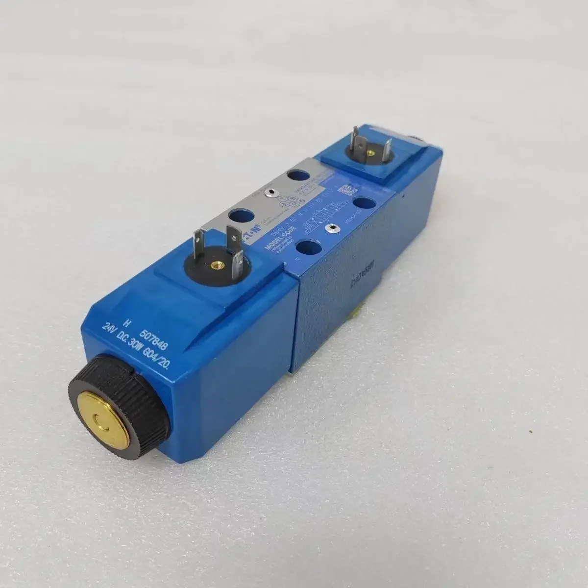 صمام الملف اللولبي إيتون DG4V-3-6c صمام الملف اللولبي صمام الملف اللولبي الأصلي لـ Sanyi Zhonglian