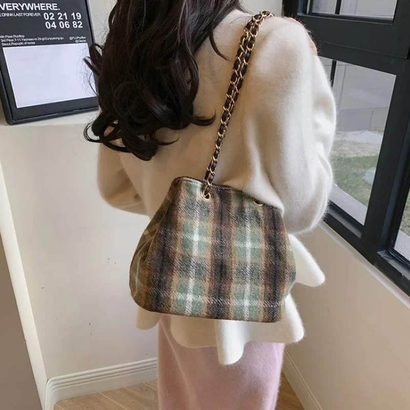 

Изысканный кожаный держатель для документов для женщин в структурированном стиле портфеля с несколькими внутренними отделениями