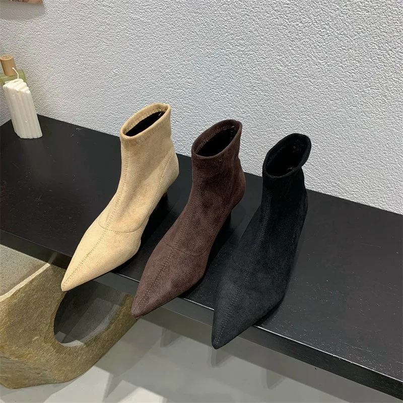 

2025 женские осенние новые сексуальные дизайнерские неглубокие короткие ботинки с острым носком, удобные ботинки челси на одну ногу для прогулок на открытом воздухе, большие размеры
