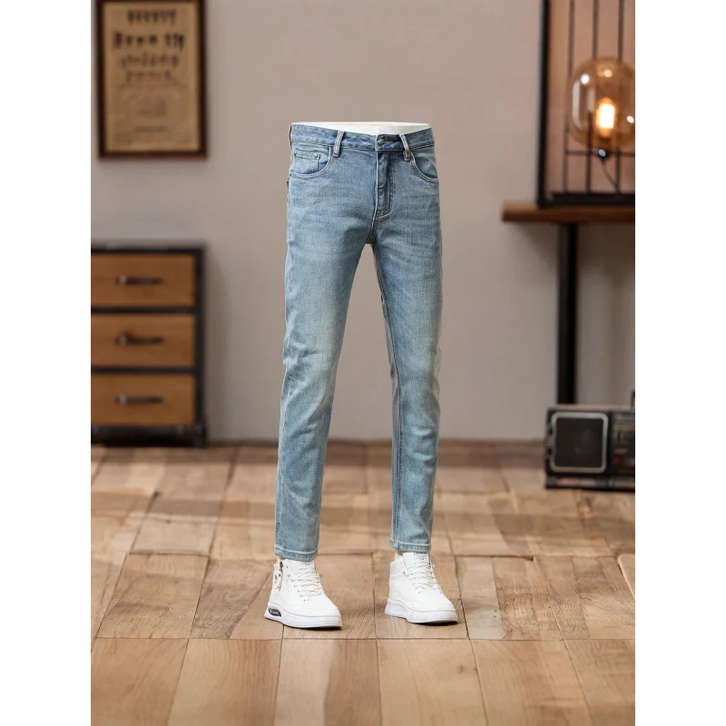 Otoño simple y versátil retro azul claro pantalones vaqueros de hombre ajustados pies pequeños moda casual versión coreana pantalones de hombre