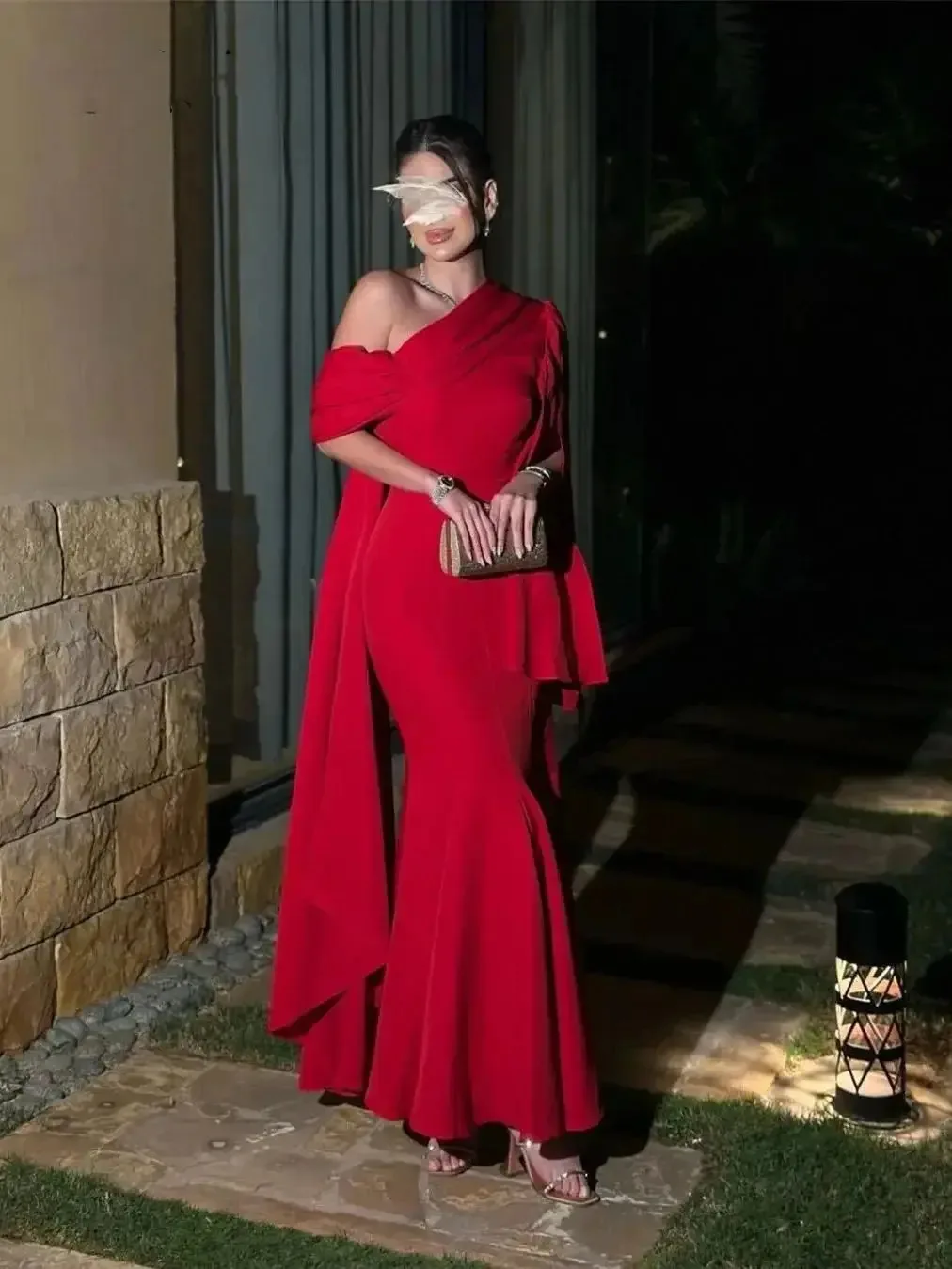 

Red Satin Vintage Prom Dresses One Shoulder Long Sleeve Saudi Arabic Evening Gowns Occasion Formal Party Dresses