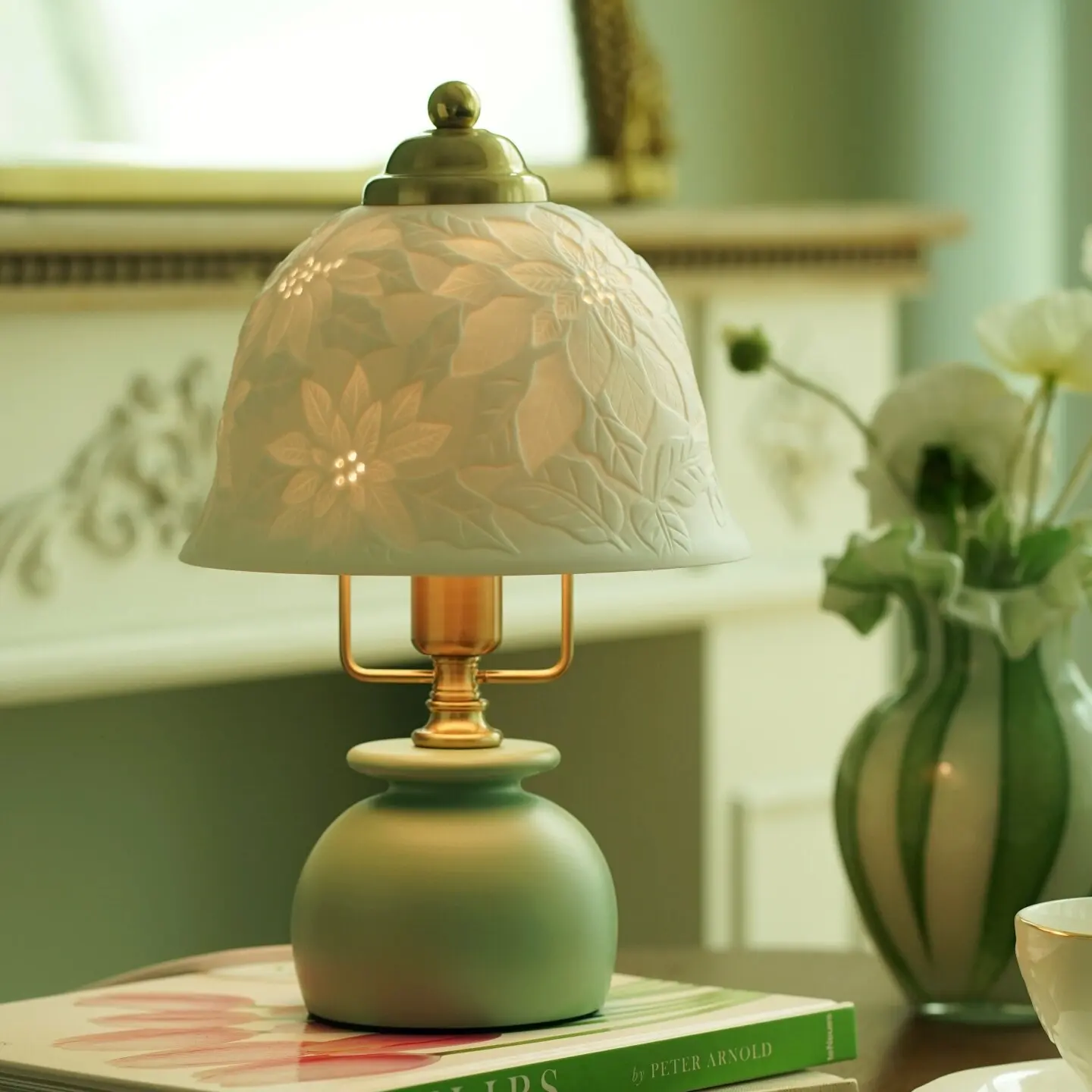 Garden retro premium light luxury bedroom small table lamp modern ambient light