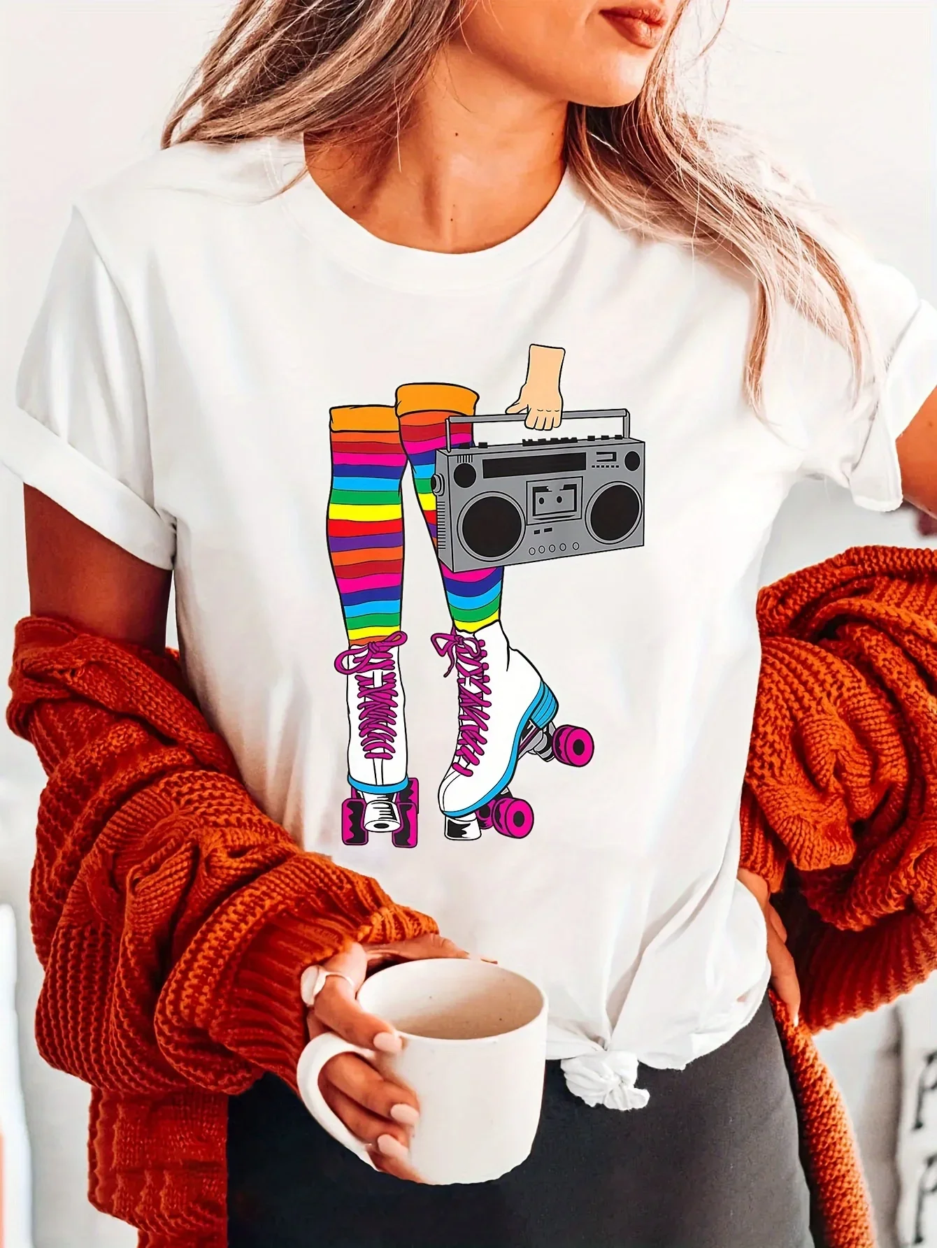 Vibrant Retro Roller Skating Print Summer T-shirt, Women's Short-sleeved Round Neck T-shirt, The Perfect Casual Summer Outfit.