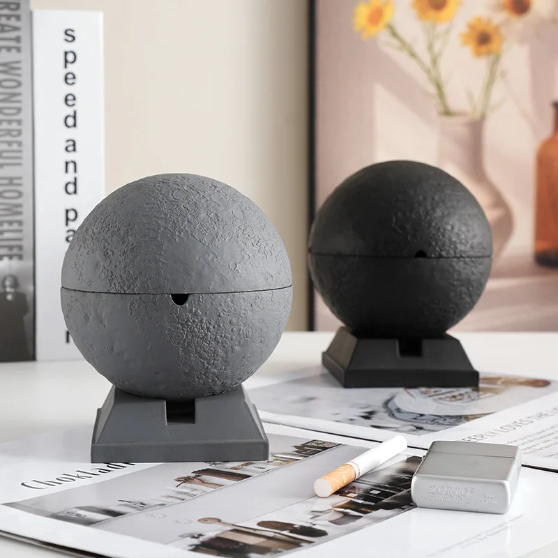 

Moon ashtray with cover anti-fly ash Nordic ins creative personality trend high-end sense home living room ornament