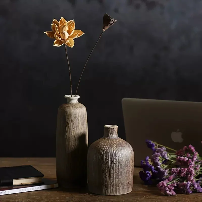造花、フェイクフラワー、人工花、ヴィンテージドライフラワーアレンジメント、装飾品用の小さな陶器の花瓶。