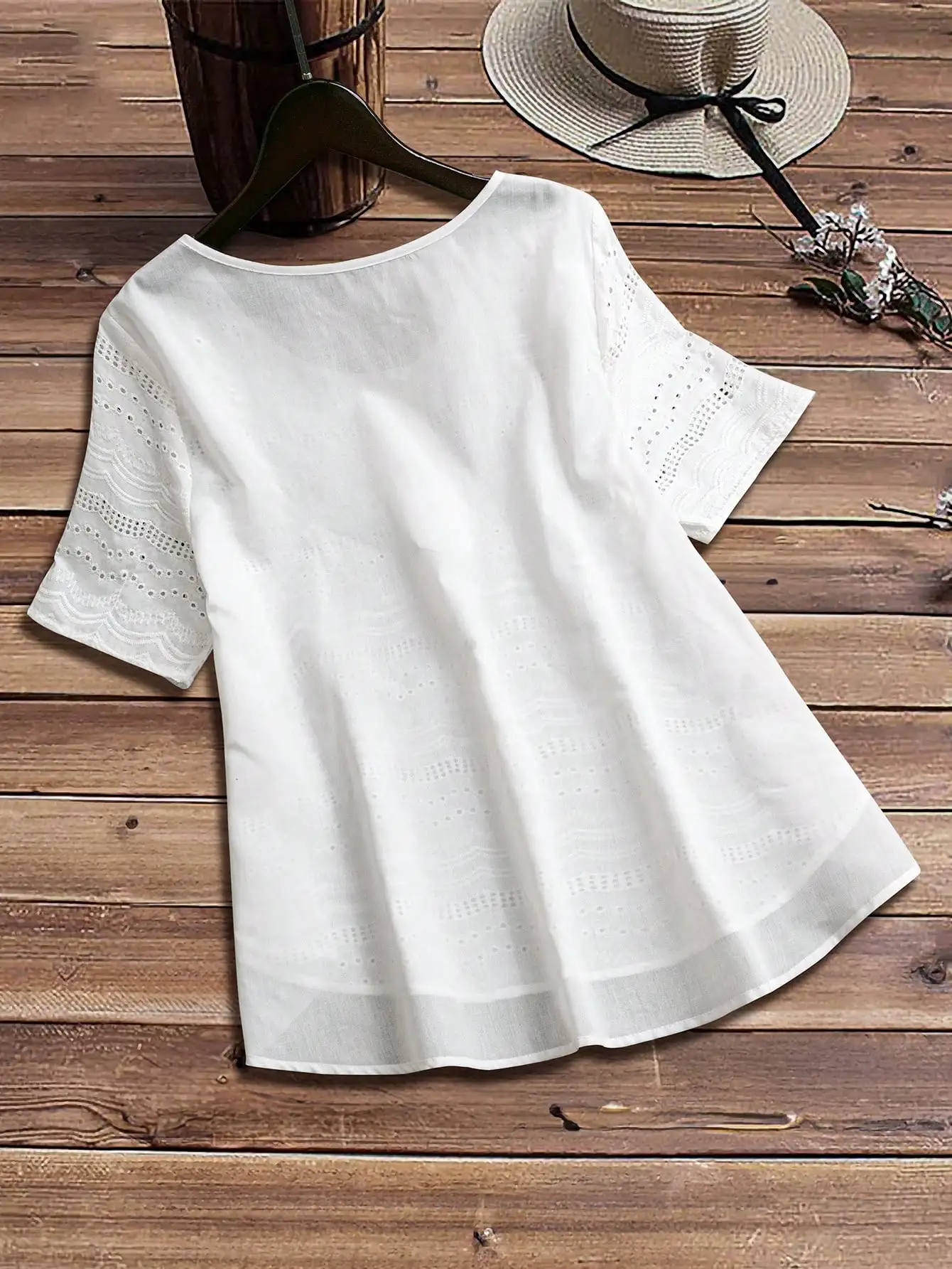 Damen Boho-Chic Weißes Lochstickerei-Oberteil Kurzarm Rundhals Tunika-Hemd Holzknöpfe Lässige Sommerkleidung – Detail 3