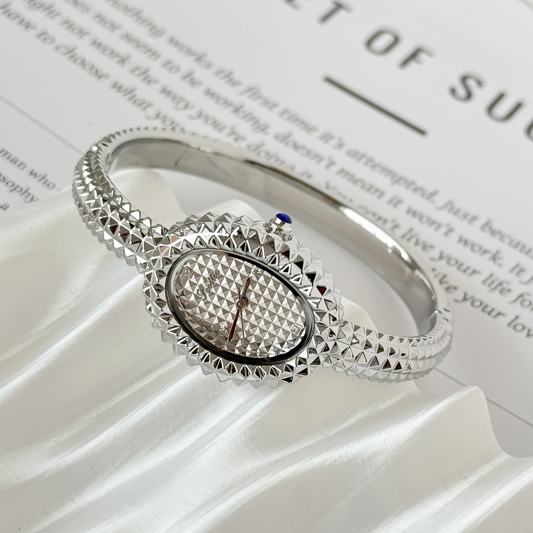 Scottie Watch Luxury Gold Oval Vintage Watches For Woman Golden Diamond-Patterned Bracelet Ladies Quartz Wrist Watch Gift