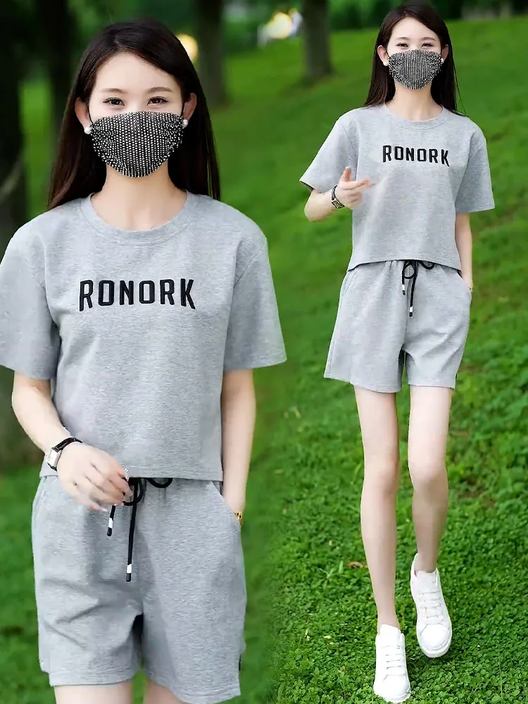 ファッショナブルなカジュアルスポーツウェアセット レディース 夏 2025 スリムトップス ショートパンツ ツーピースセット 快適なポリエステル繊維