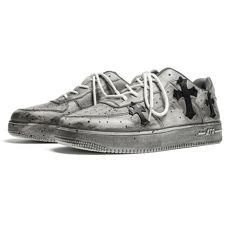 

A pair of stylish retro leather casual shoes, suitable for both men and women, belong to the trendy style of street fashion.