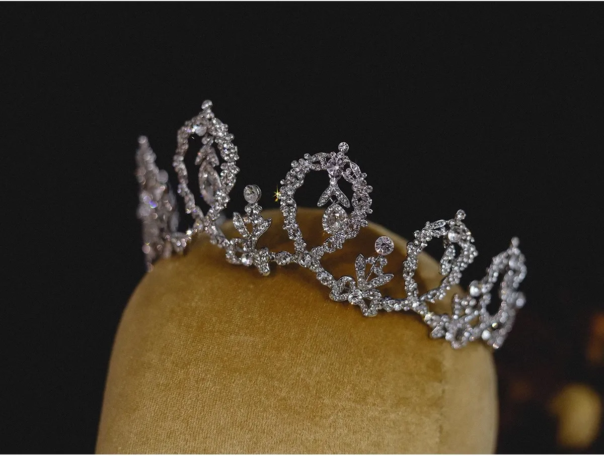 CC luksusowe Tiaras damskie akcesoria do włosów ślubne opaski na głowę zaręczynowe korony księżniczki kryształowe nakrycie głowy sukienka na studniówkę AN098