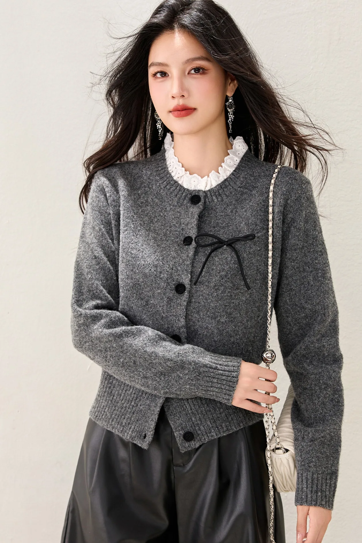 سترة رمادية مقسمة كلاسيكية للنساء في الخريف والشتاء، سترة علوية محبوكة أنيقة برقبة دائرية وأزرار