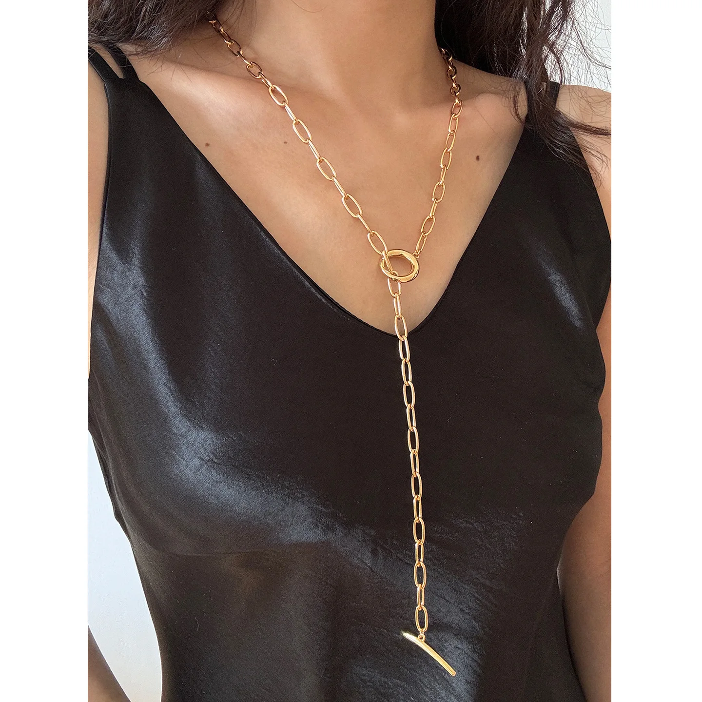 

2026 New Women's Minimalist Geometric Chain Necklace OT Buckle Long Sweater Chain High-End Collarbone Statement Jewelry