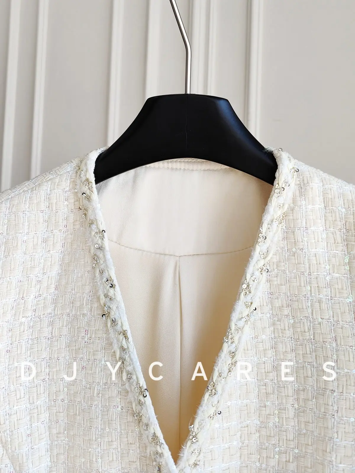 New Elegant short meter white V-neck jacket, fashionable and exquisite top big size