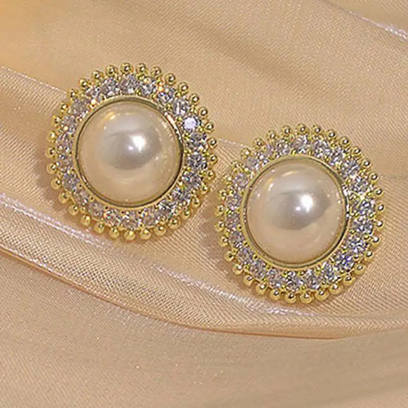 Huitan Elegante Damen-Ohrstecker, Imitationsperle, modische Hochzeitsaccessoires, eingelegte glänzende CZ, zarter Party-Charme-Schmuck