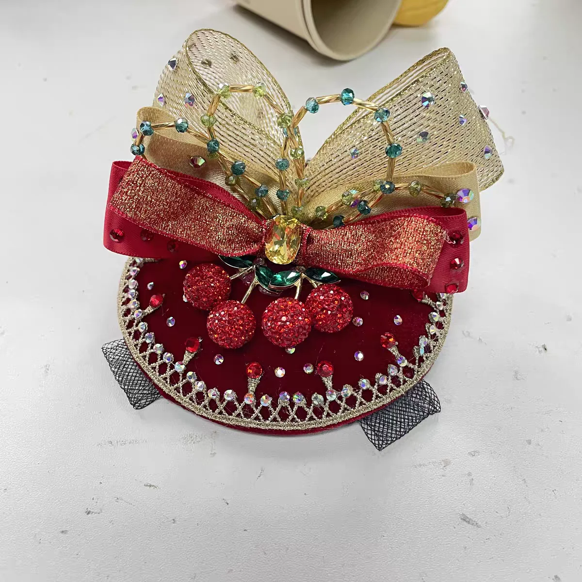 couvre-chef-a-variations-de-ballet-couvre-chef-a-variations-de-radis-cerise-chapeau-haut-de-forme-rouge-dore